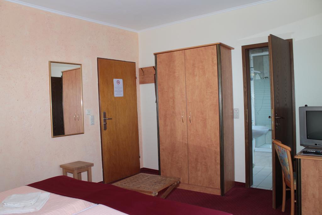 Garni Zum Adler Hotel Gensingen Exterior photo