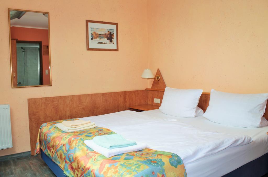 Garni Zum Adler Hotel Gensingen Room photo