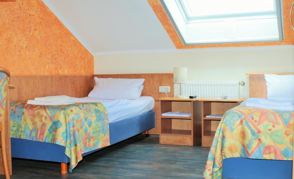 Garni Zum Adler Hotel Gensingen Room photo