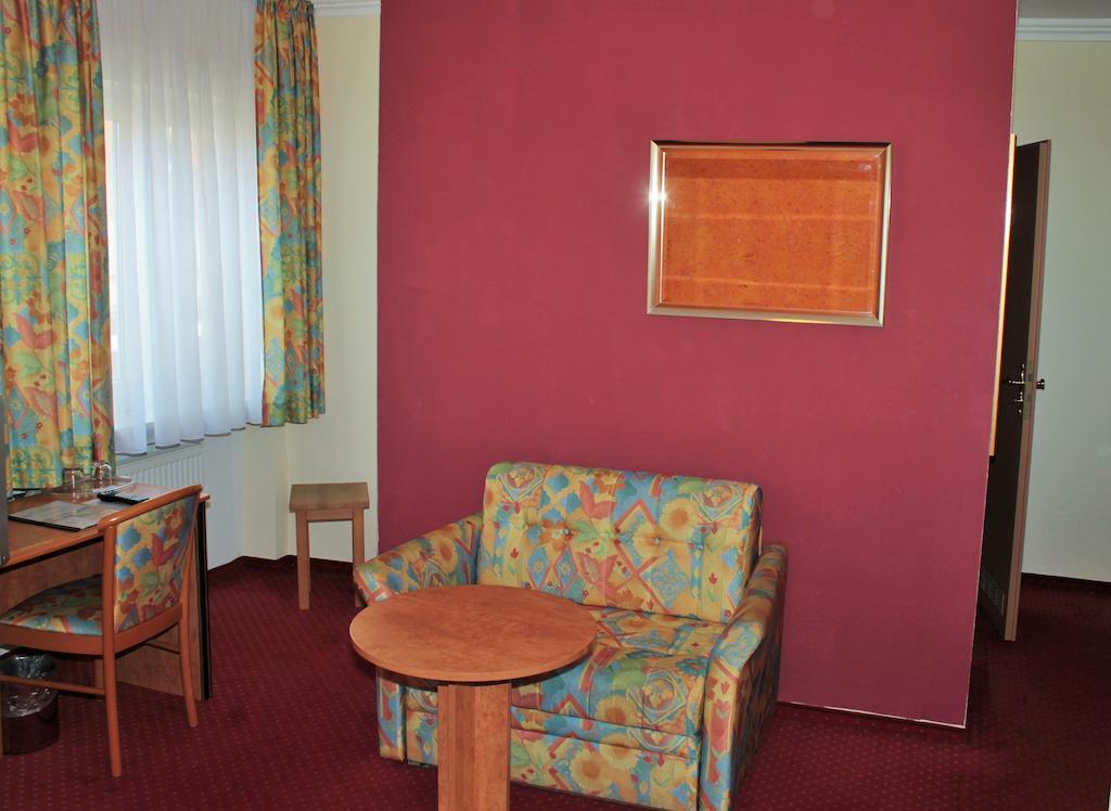 Garni Zum Adler Hotel Gensingen Room photo