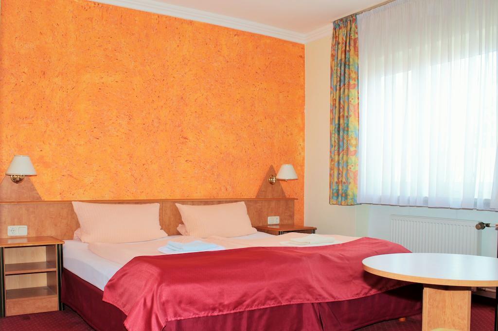 Garni Zum Adler Hotel Gensingen Room photo