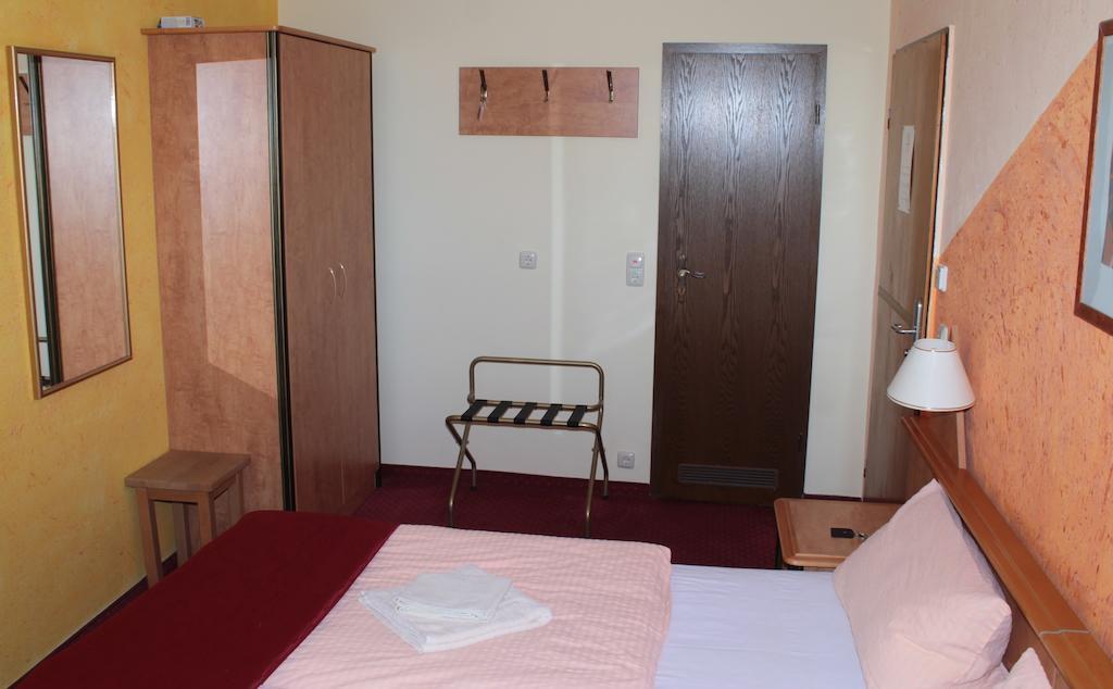 Garni Zum Adler Hotel Gensingen Room photo