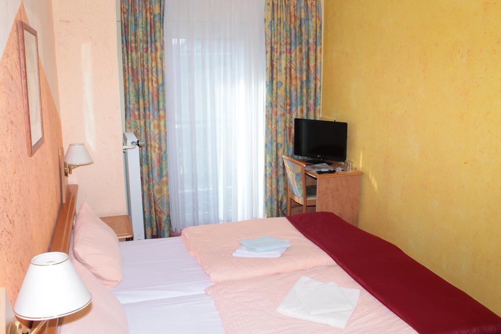 Garni Zum Adler Hotel Gensingen Room photo