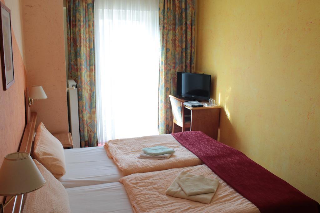 Garni Zum Adler Hotel Gensingen Room photo